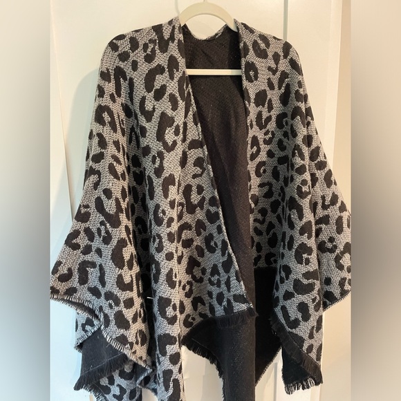 One size fits all Medium weight shawl - Picture 2 of 2